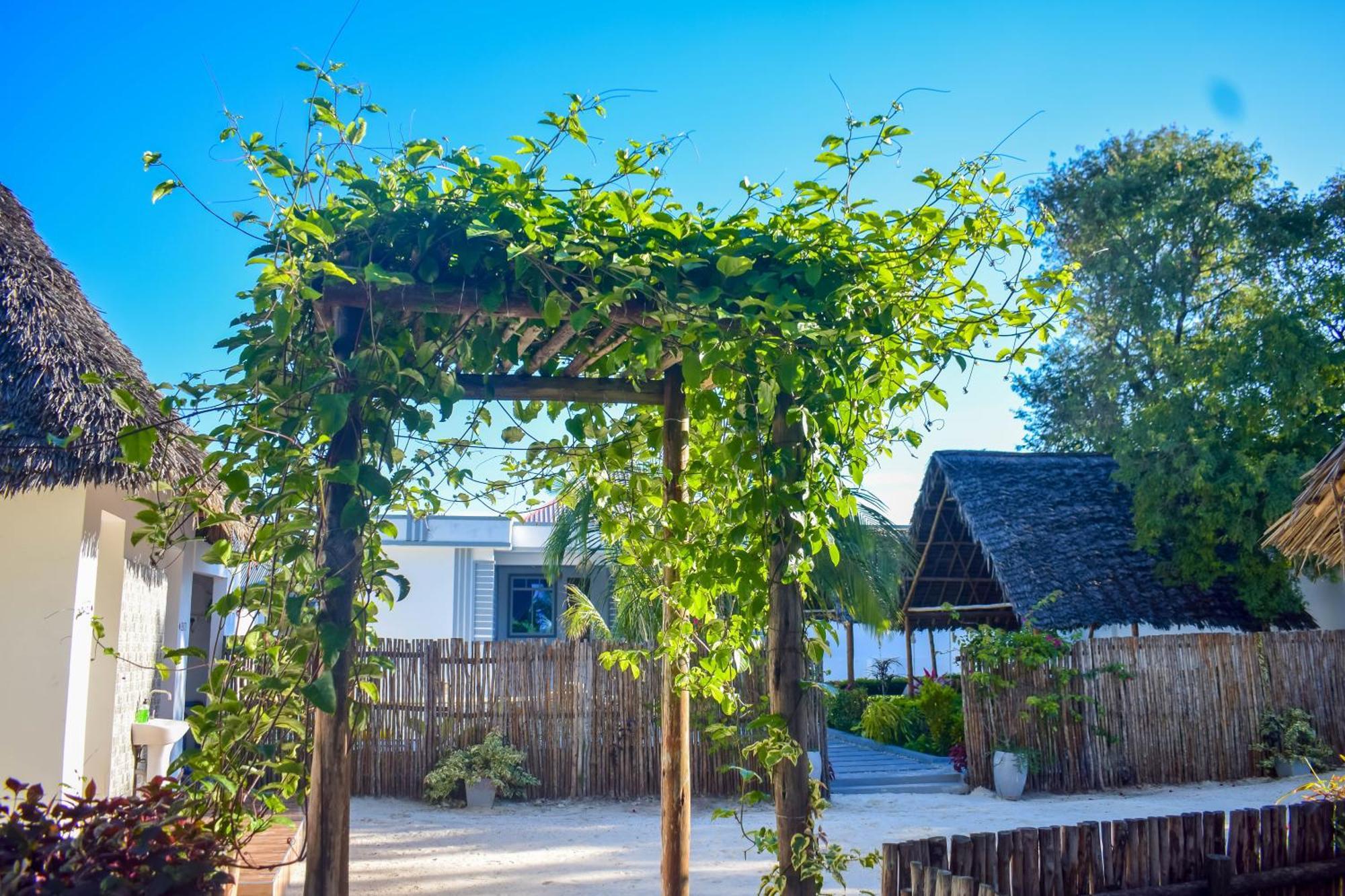 Uhuru House And Restaurant Нунгві Екстер'єр фото