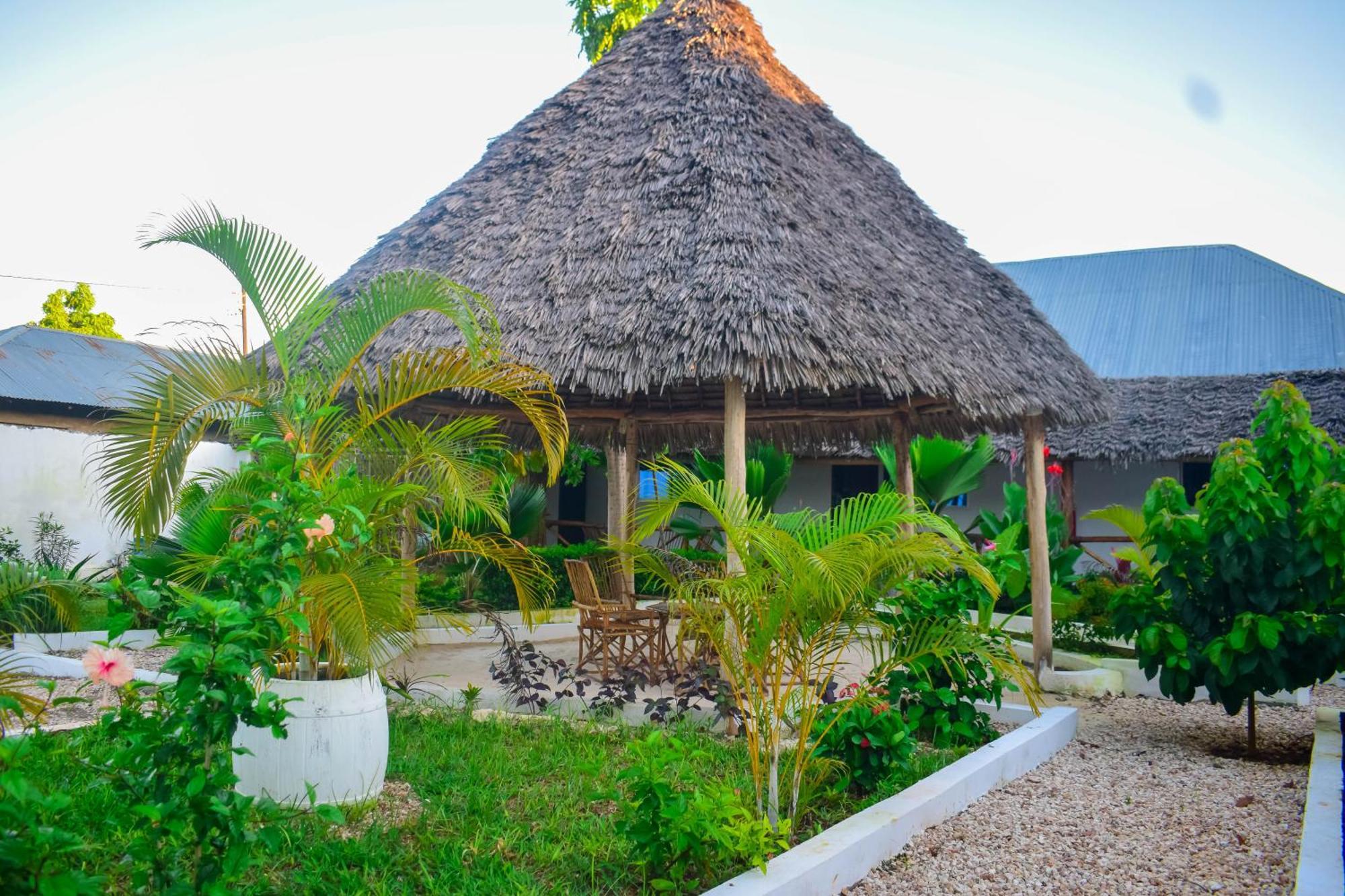 Uhuru House And Restaurant Нунгві Екстер'єр фото