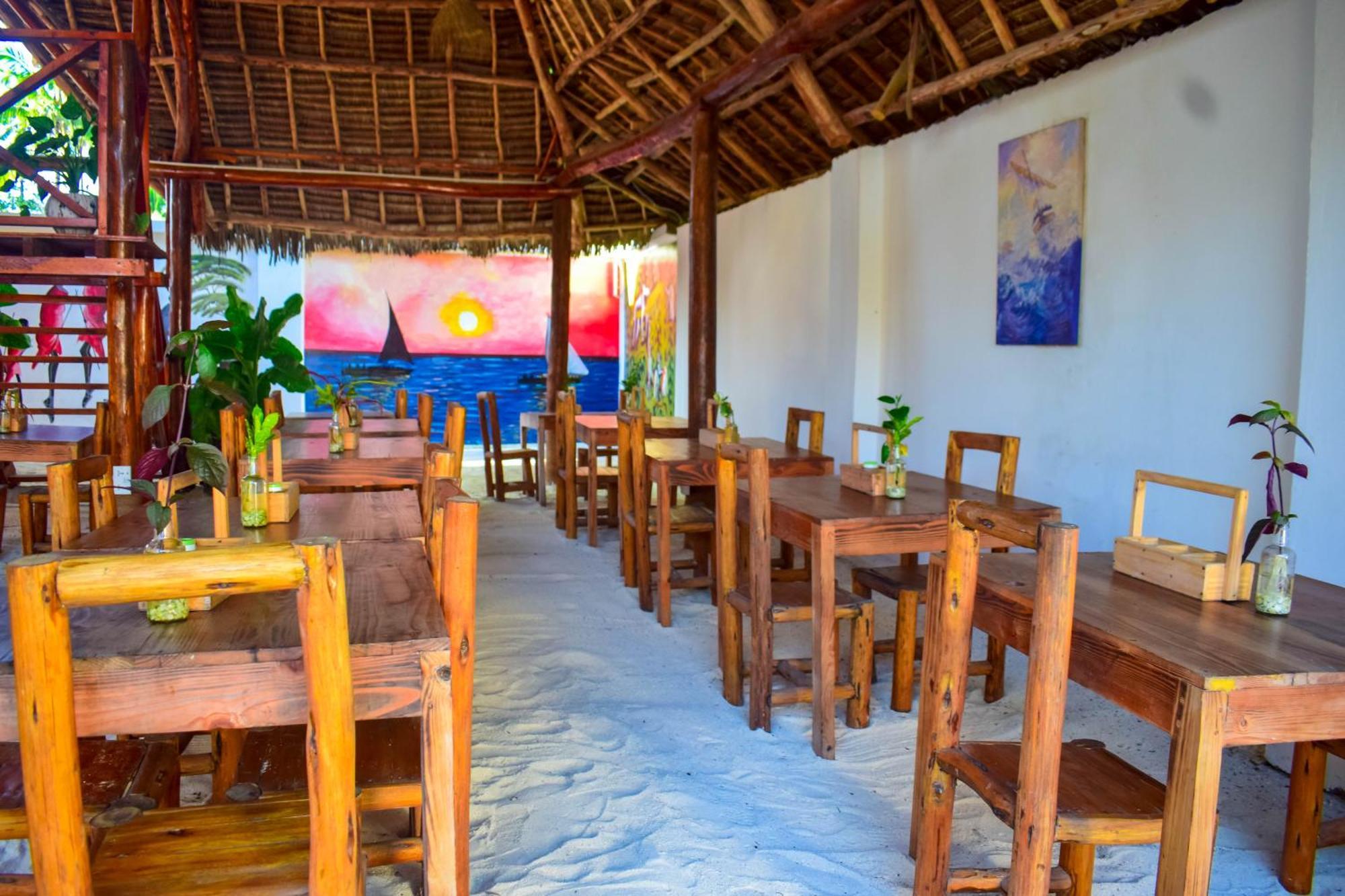 Uhuru House And Restaurant Нунгві Екстер'єр фото
