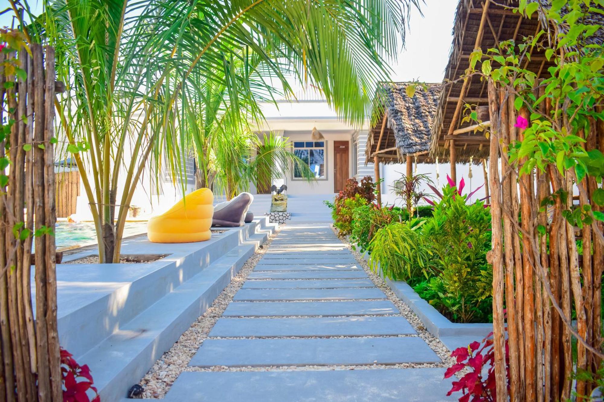 Uhuru House And Restaurant Нунгві Екстер'єр фото