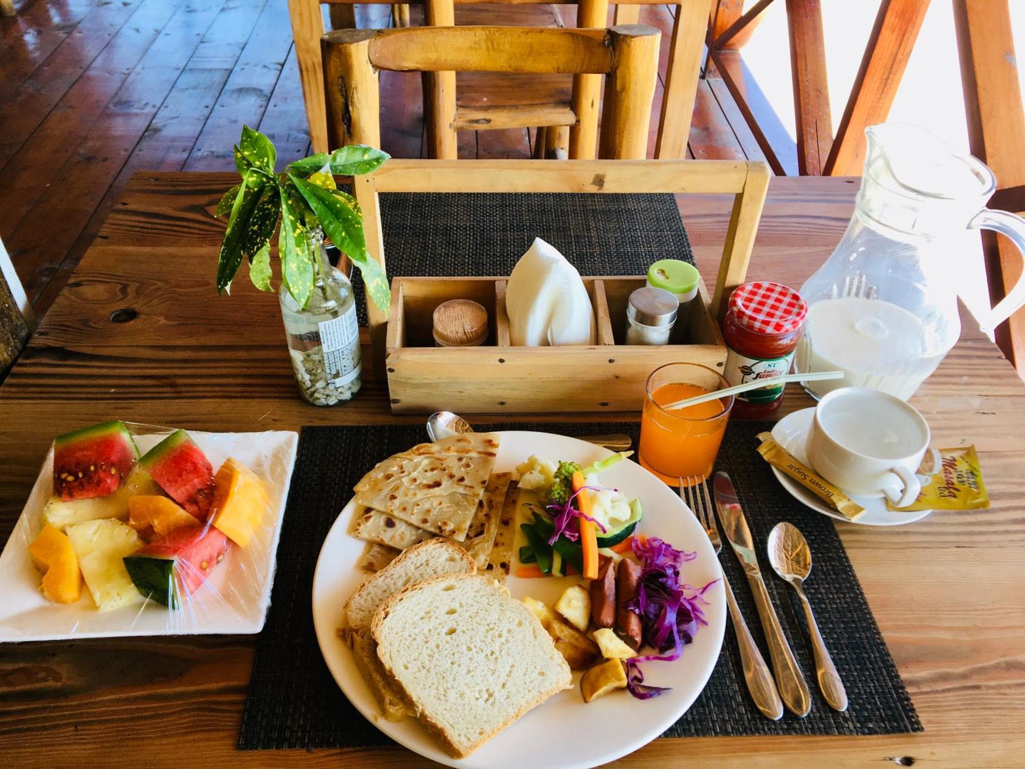 Uhuru House And Restaurant Нунгві Екстер'єр фото