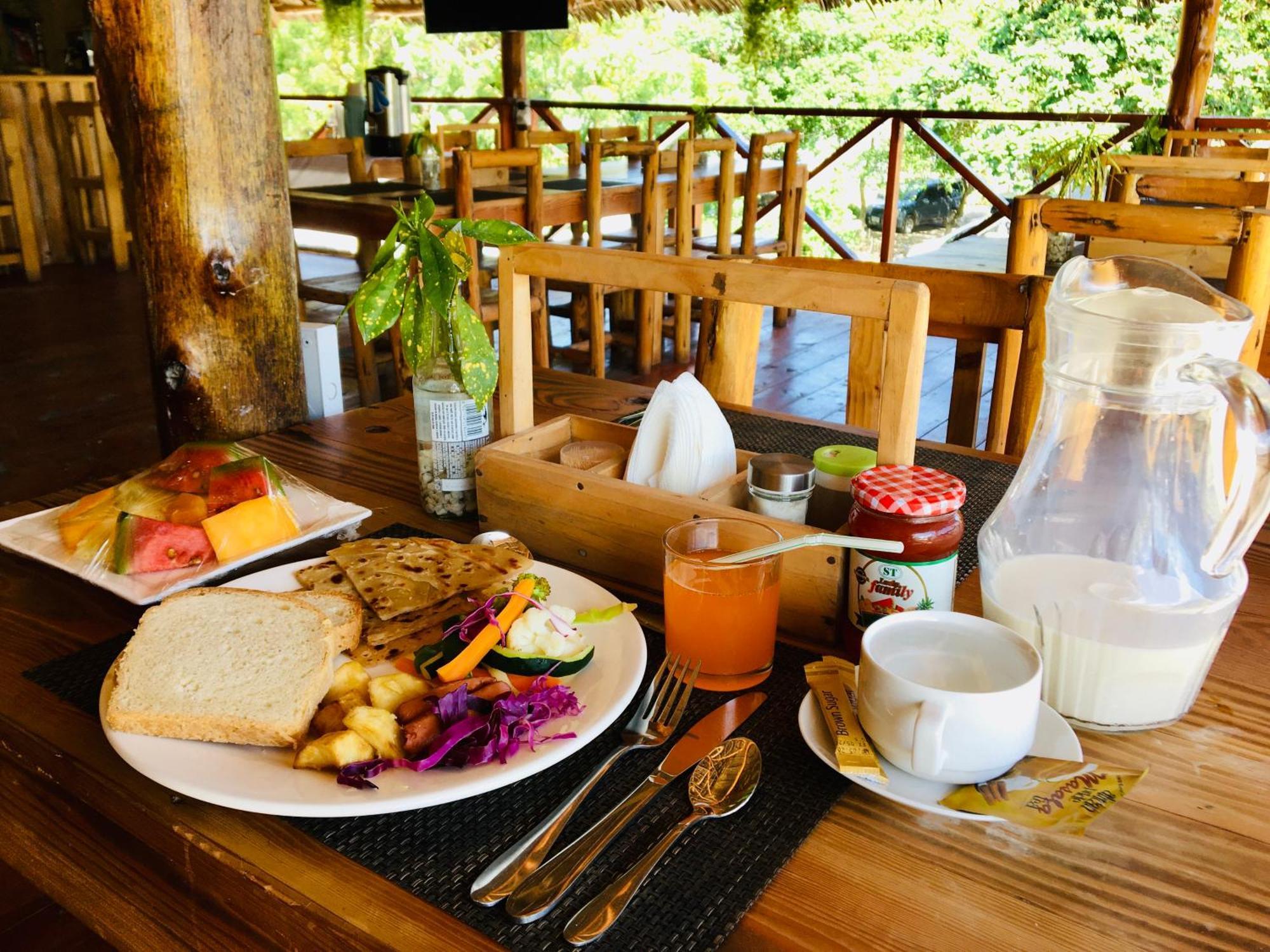 Uhuru House And Restaurant Нунгві Екстер'єр фото