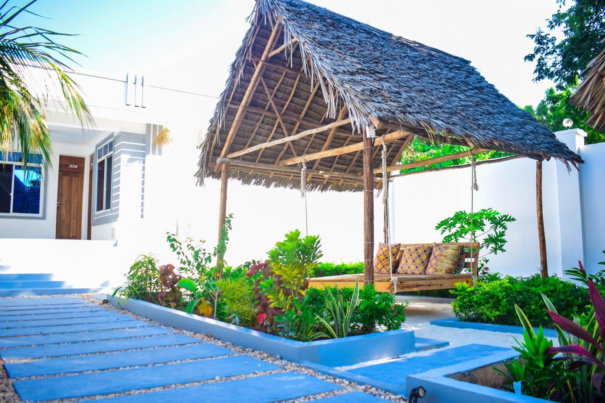 Uhuru House And Restaurant Нунгві Екстер'єр фото