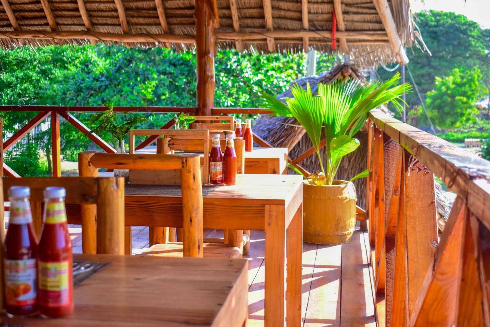 Uhuru House And Restaurant Нунгві Екстер'єр фото